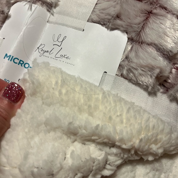 ROYAL LUXE Reversible Micromink to Faux-Sherpa Throw, 50" x 60" - Picture 2 of 4